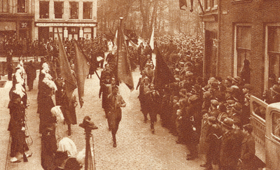 99456 Afbeelding van het defilé van Utrechtse verenigingen in Achter St.-Pieter te Utrecht ter gelegenheid van het ...